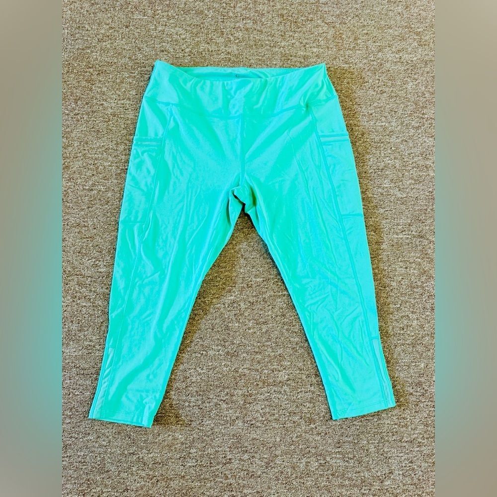 Women’s Plus Size 22/24 Cropped Leggings with Side Pockets in Turquoise.